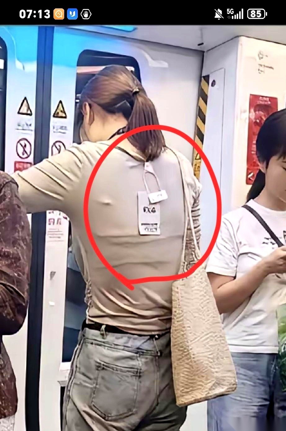 前天路边有个等车的女的，衣服脖子后面直接挂着吊牌。
这块牌子被她毫不掩饰地亮在外面。
按照穿几天再退的做法，这件衣服接下来还要走一遍7天无理由退货的流程。
买衣服这事，大家平时是怎么干的？
拿回家往身上一套，合不合适，照个镜子的功夫当场就定下来了。
以前的人，一看不合适马上就退掉。
干脆利落，这就是