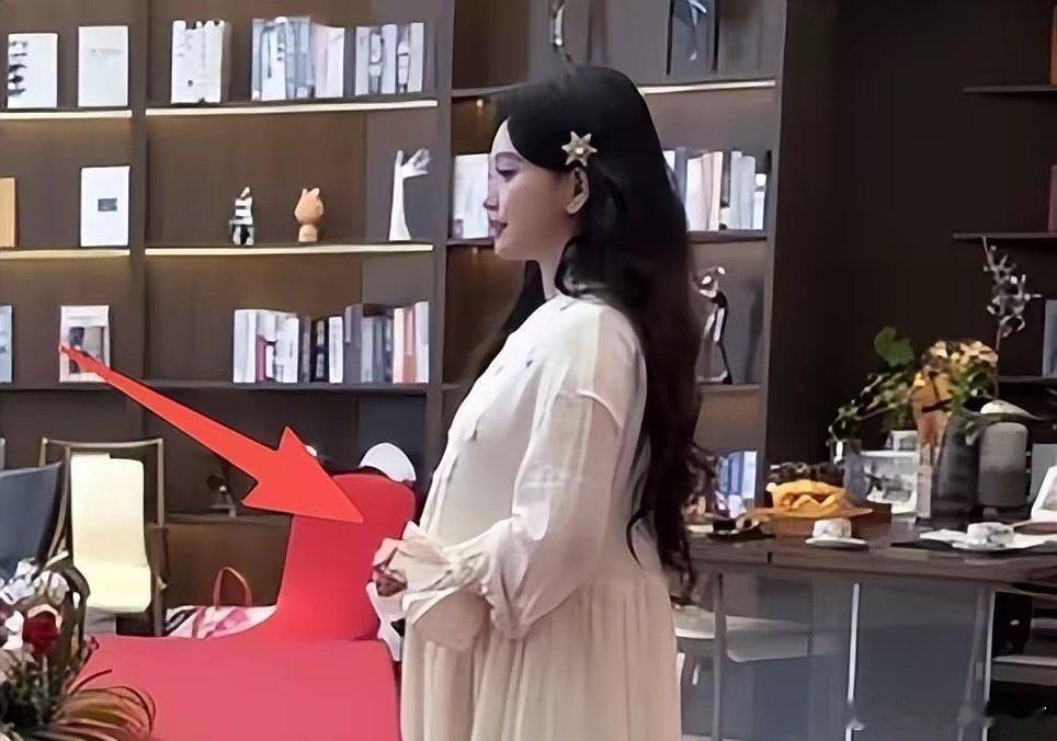43岁金莎现身线下签约活动现场被偶遇，小腹凸出明显十分抢镜，伸手轻抚肚子引来大家各种猜测。 ​