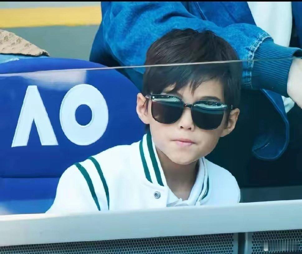 周杰伦儿子正面照，像妈妈还是爸爸？ ​