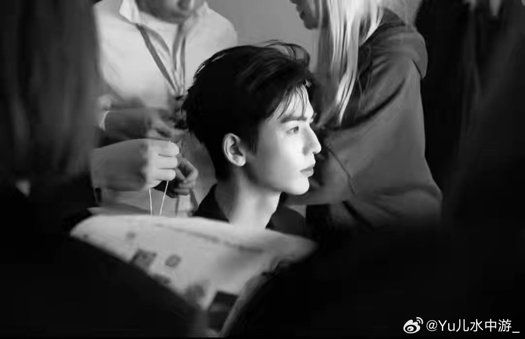 #张凌赫[超话]##张凌赫出道六周年##张凌赫未来可期# 
                       ˚ 2026.8.27˚
                     ☆.🎧.·₊°♫.💭.*·°
               🤍赫你一起 幸福降临🤍
          ——出道六周年快乐——
          ☆“你是降落在手心的幸運星🤍” ​