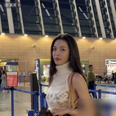 偶遇钟楚曦出发巴黎时装周！
这姐们儿往镜头前一站，浑身上下没有一块多余的囊肉，肩膀平直，手臂线条绷得紧实有力。跟金晨那挂学舞蹈出身的女演员一样，她们的瘦从不是靠挨饿熬出来的虚脱，而是带着骨架韧劲与肌肉线条的蓬勃生命力。
前阵子在悬疑剧里，她还是短发利落、眼神逼人的刑辩律师丁宁，转头换上私服奔赴秀
