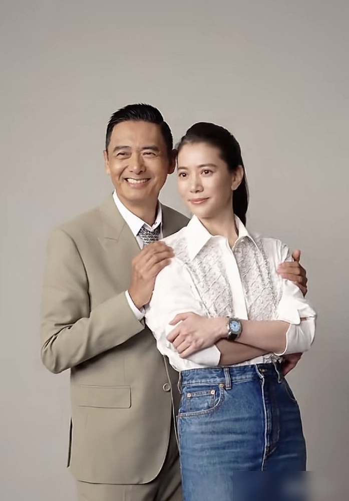 袁咏仪为了跟周润发多拍几场感情戏，私下找导演说要加钱，结果被人一句话怼回来了。
这事搁谁身上不迷糊啊，她可是从港姐选美那会儿就被发哥一句话点醒的人。33年前当评委，发哥说她行，她就真行了一辈子。
等到2026年俩人终于在《别叫我赌神》里演夫妻，袁咏仪自己说，整个人跟做梦一样。她说见偶像最怕幻灭，