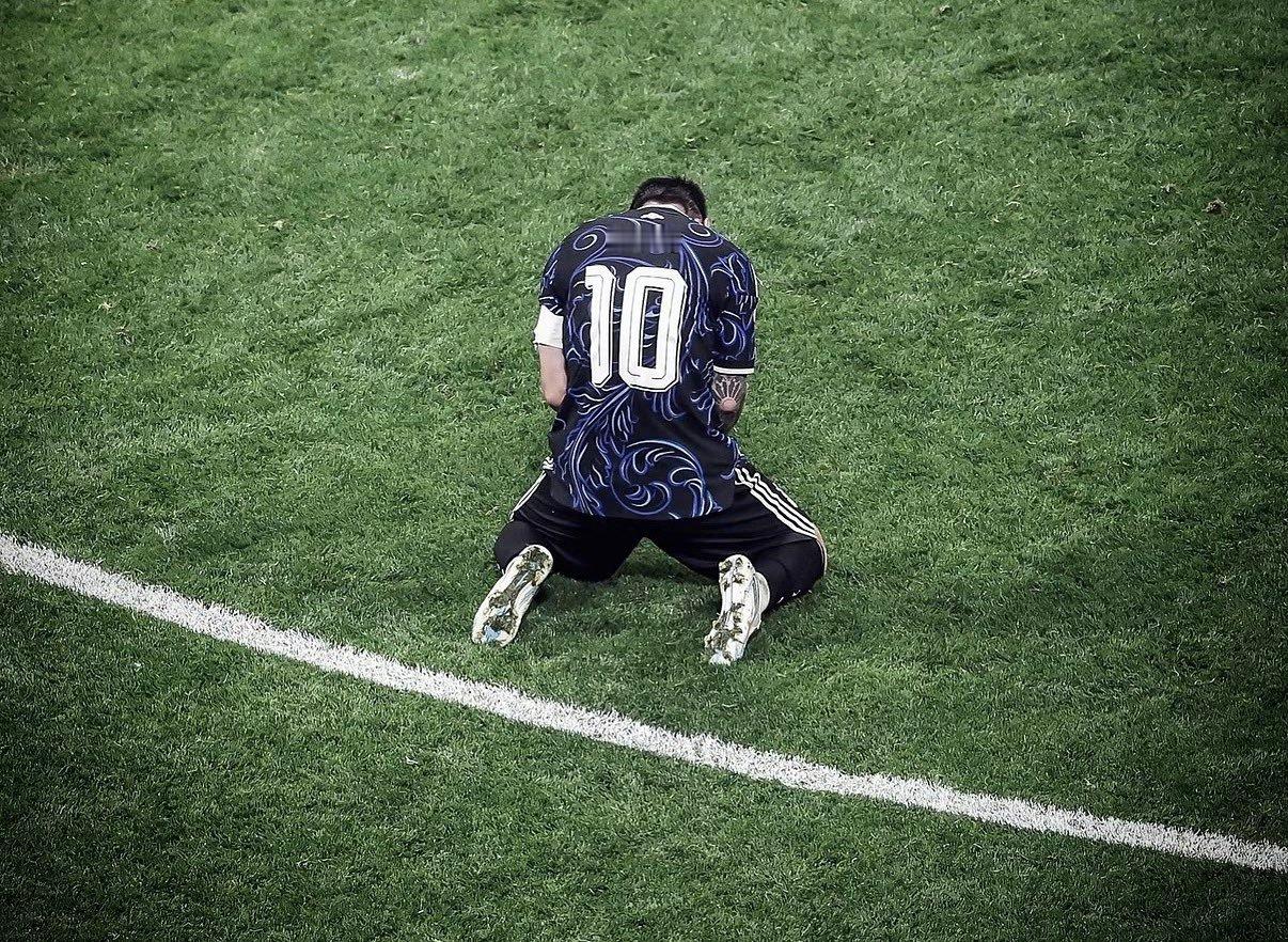 🇦🇷🐐阿根廷国家队跟队记者致敬梅西：

 “今天，莱奥·梅西将迎来他代表阿根廷国家队的最后一场比赛。
 整整二十载的为国征战。这其中有史诗般的传奇、有冠军的荣耀，也有失败的苦涩；有狂喜，有悲泣，但始终不变的，是那份无与伦比的忠诚。我们伴随着他成长，他教会了我们永不言弃为胜利而战 ​