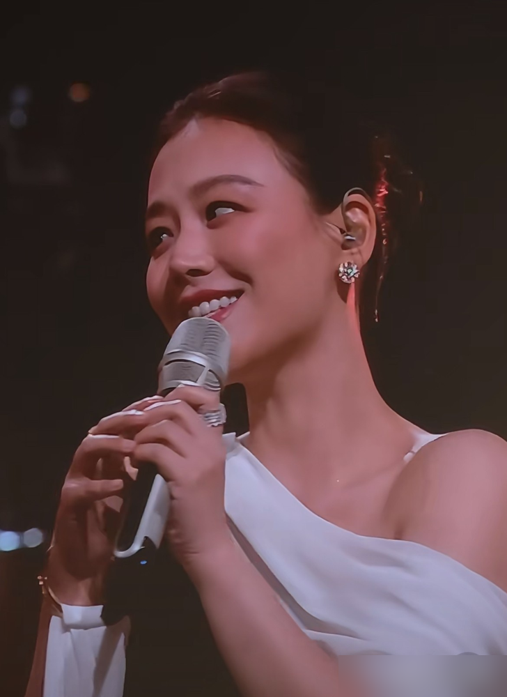 隔着五个座位，愣是全程没看对方一眼。分手七年，欧豪和马思纯总算同台了，结果连个眼神都没给，中间隔着王鹤棣、白鹿，直线距离五米多。
网友扒着视频逐帧看，说欧豪几十秒偷瞄八百次，结果镜头一对，人看的是舞台侧方大屏。压根不是余光追前任，是网友自己脑补了一出意难忘。
当年两人分手，工作室同一天发声明，说