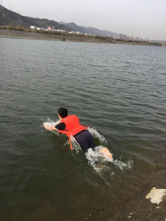 民警黄同才跳河救人，被记个人一等功。
 
事发时有人落水，现场情况十分危急。黄同才赶到现场，没有丝毫迟疑，直接跳入河中施救。水下环境复杂，暗流杂物都潜藏风险，下水救人本身就充满不确定性。他心里只想着尽快把人救上来，完全忽略自身面临的危险，最终成功将落水者救上岸。
 
这份一等功，是对他英勇举动的认可