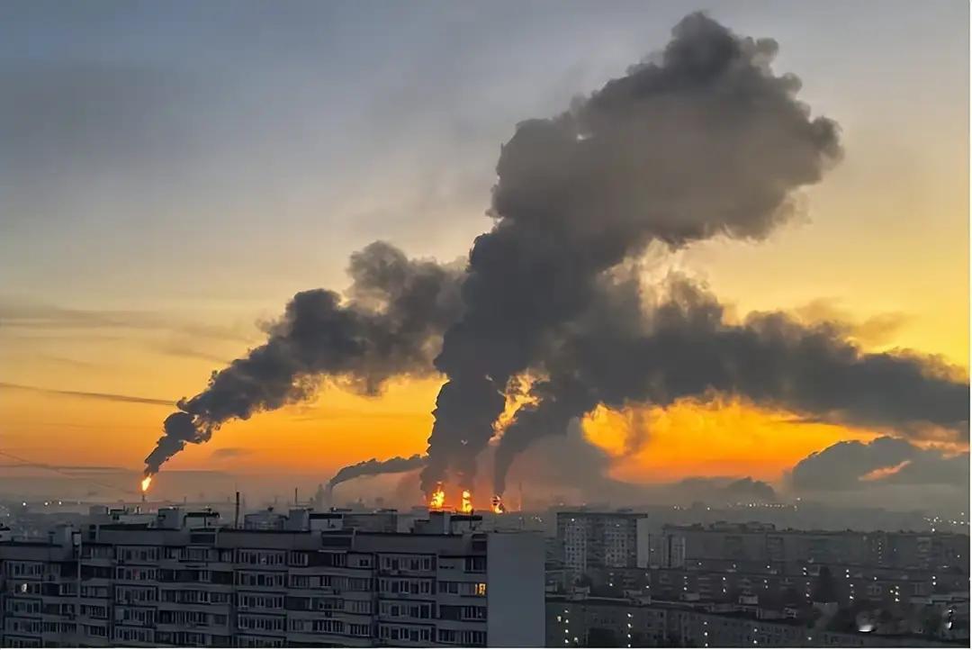 刚炸完莫斯科就喊话坐下来谈，泽连斯基释放和谈信号，普京并非不报隔夜仇
 
乌军大规模无人机袭击莫斯科之后，局势出现戏剧性变化：泽连斯基主动释放信号，呼吁俄乌双方坐下来好好谈。很多网友看到消息，认为普京选择大度、不报隔夜仇，但事实远没有表面看上去那么简单。
 
不久前，乌军出动远程无人机对莫斯科发起袭