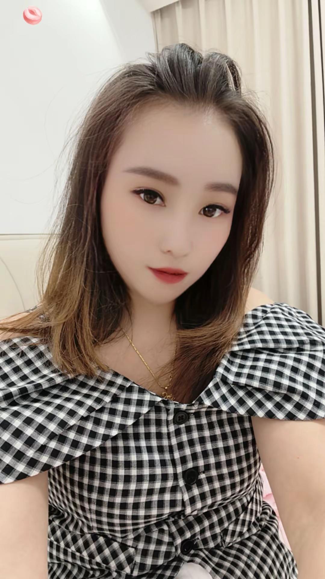 <p>微胖小姐姐 <!--{img:0}--><!--{img:1}-...