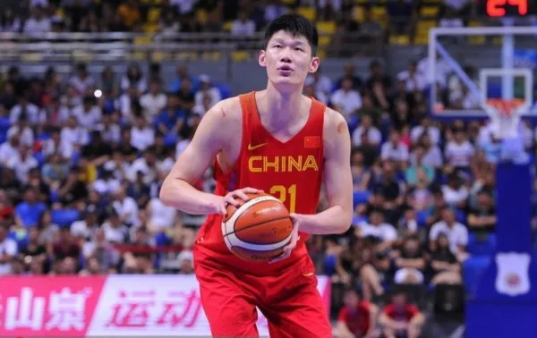 致敬大秋、小胡！
今日中国男篮亚运会铜牌赛不敌伊朗，队内年纪最大、经验最足的二位老将：
胡金秋（两分二篮板一助攻二失误，正负值-10）
胡明轩（两分一篮板二助攻二失误，正负值-15）
长年无休，长时间的集训与征战，
今日比赛二位老将疲态尽显，状态不佳，导致表现失准。
多些理解，多些体谅吧！