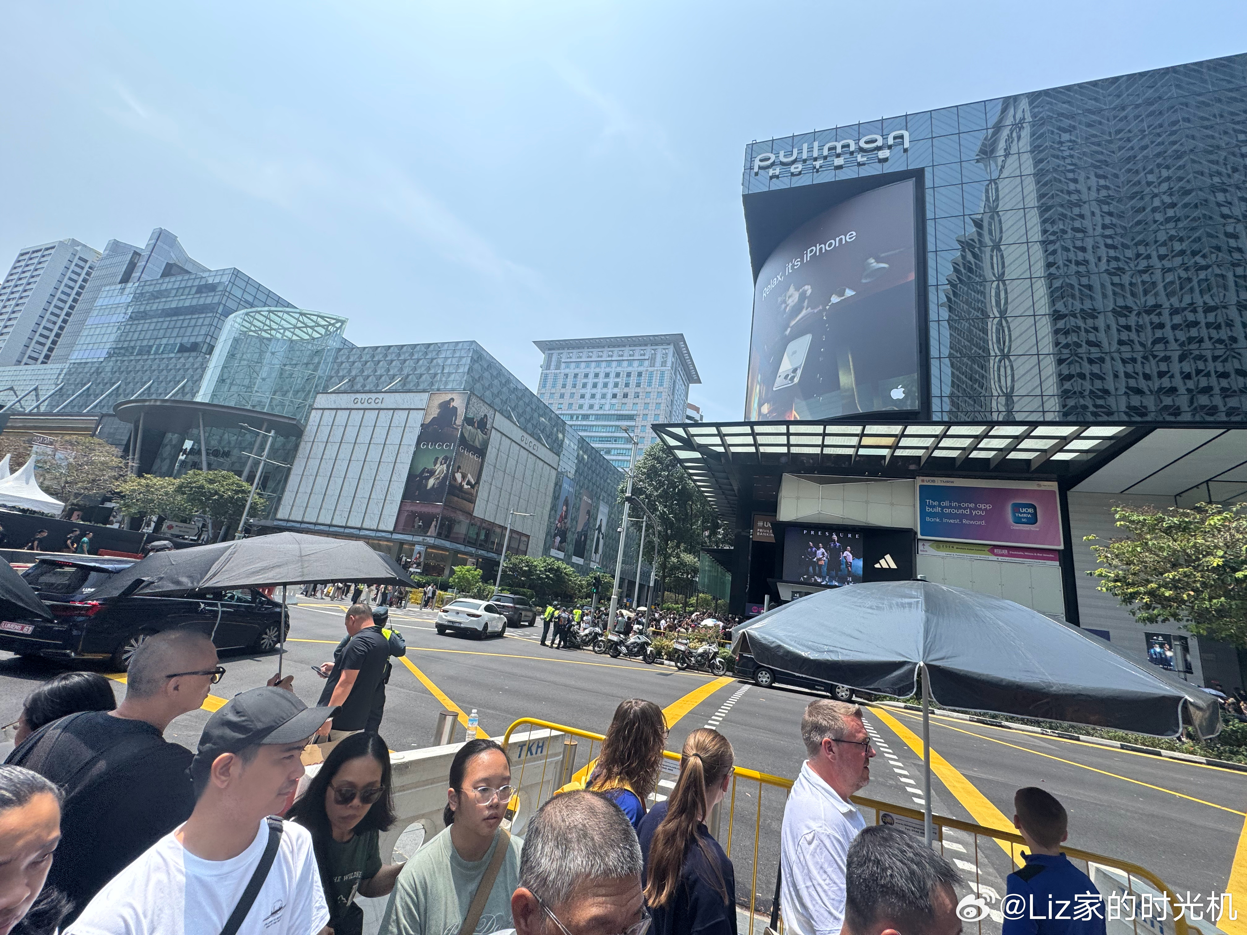 今天是有哪个明星来新加坡乌节路了吗？黑压压的一片人，马路也被封了，只留了一条路，单行道只让一边走。路过的时候，人群中、商店门口还发出了尖叫。（带达哥上课，快快离开了）  ​​​