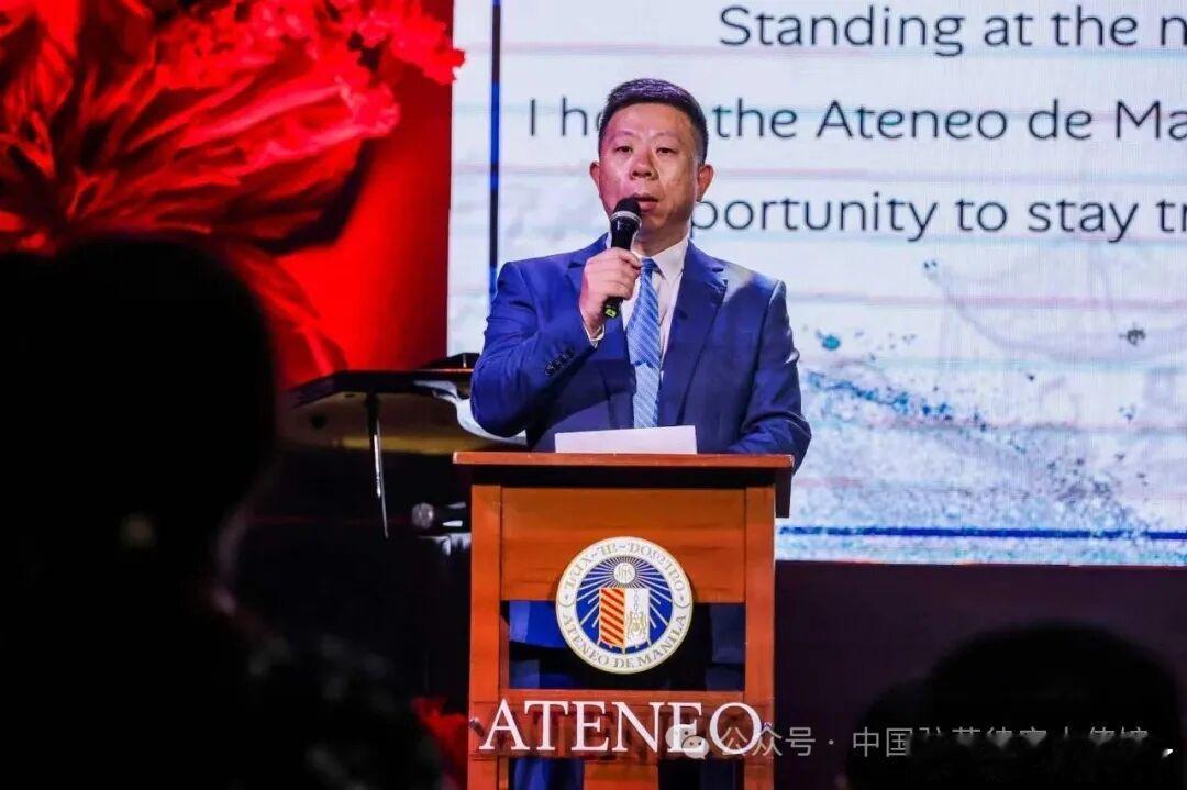 华文教师不得不离开菲律宾，井泉大使：希望相关大学、孔院、华校等坚定信心，不要被吓倒。
10月13日，驻菲大使井泉出席活动并指出，菲反华势力将黑手伸向华文教育，污蔑其为“政治渗透”。
此前，有180多名中国华文教师因自身安全考虑不得不离开菲律宾。
井泉表示，这些人的图谋绝不会得逞，中国使馆将 ​