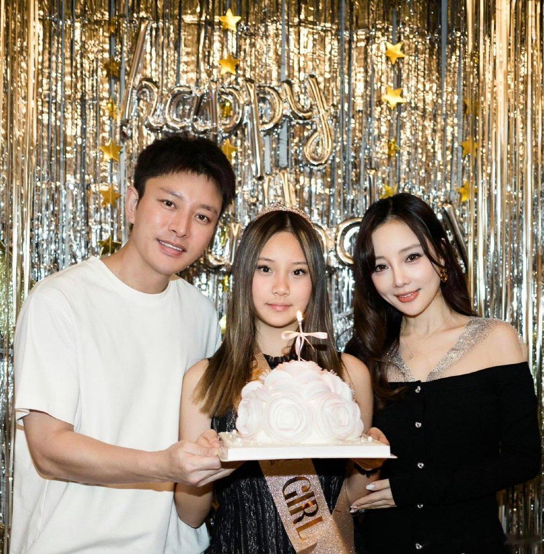 #甜馨生日全家福#
时间真的好快，印象里还是综艺里古灵精怪、金句不断的小甜馨，转眼已经14岁，长成沉静温柔的少女了。
这张合照看着平和，不管外界过往的声音如何，孩子在好好长大就是最让人感慨的事。 ​