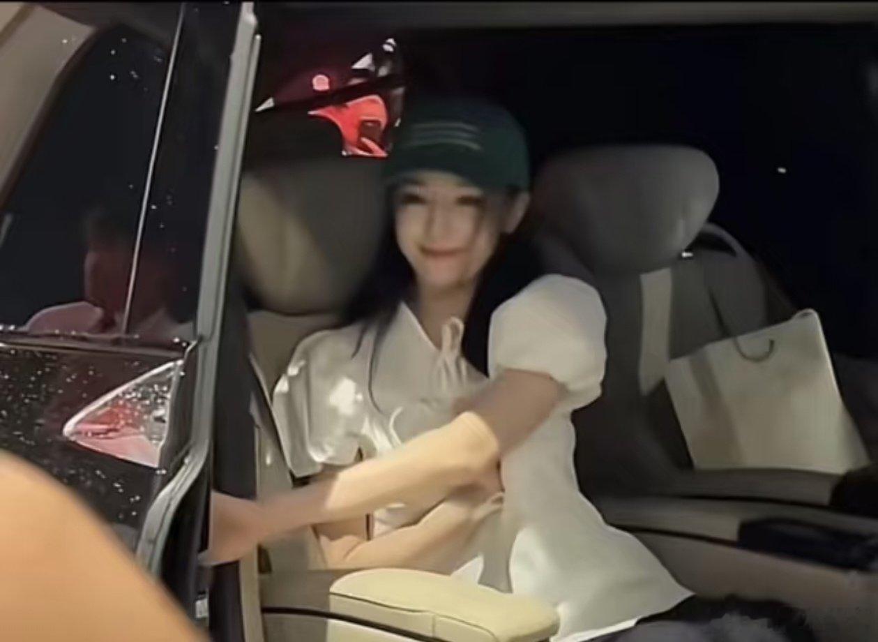 #迪丽热巴[超话]##迪丽热巴到北京了#我好伤心 我昨天在干嘛 热巴和冷巴的签到都断了[泪][泪][泪] ​