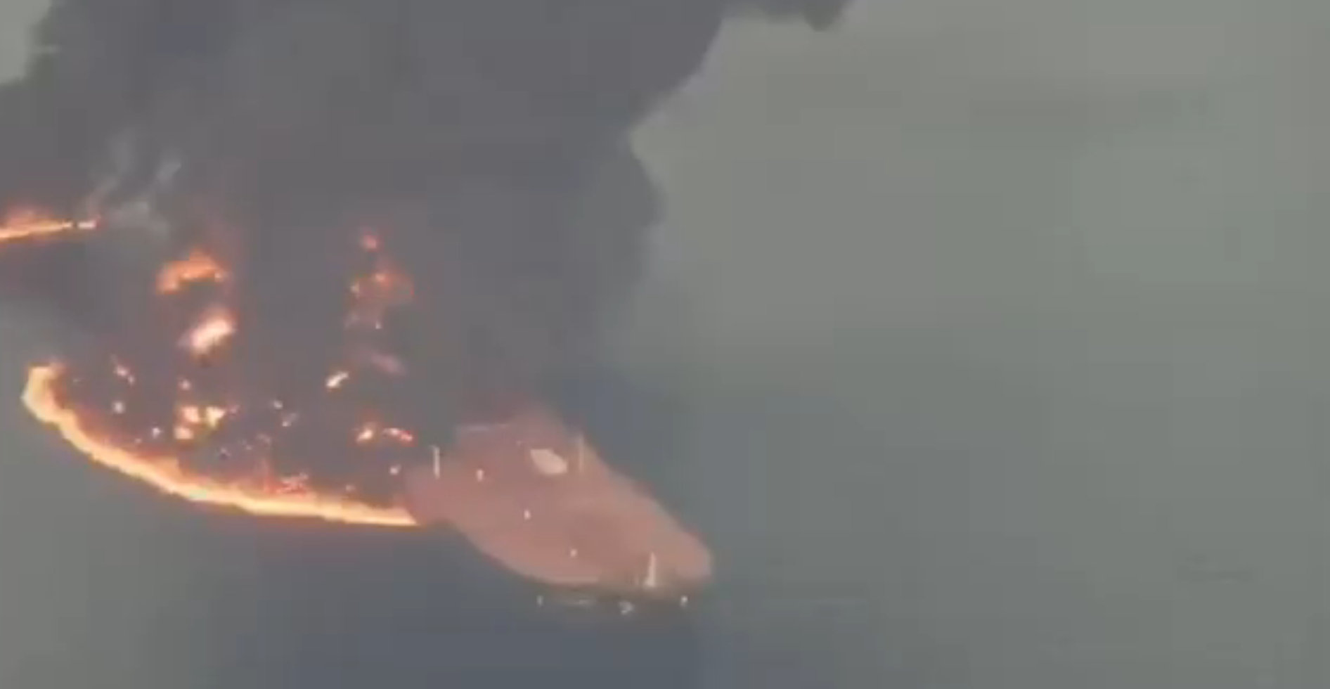 伊朗革命卫队称，一艘原油超级油轮在霍尔木兹海峡触雷，导致船上发生重大火灾。

新公布的视频显示油轮被火焰吞没。

#海外新鲜事##海外新鲜事[超话]##美以伊战争[超话]# ​
