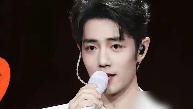 黄牛把肖战演唱会门票炒到25万，酒店一晚干到近万，粉丝直接不去了。
南京站开票，大麦直接崩了。官方票价390到1960，六档，100%公开售票，强实名，人脸识别。结果票一秒没，转头黄牛报价25万。
旁边酒店更狠，平时几百块，现在几千甚至上万。有粉丝算了笔账，票钱加住宿加路费，小几万打底，最后直接