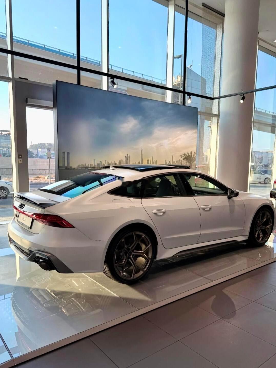 被这台RS7帅到了！西装暴徒，实实在在的性能猛兽，经典溜背Sportback，无框车门，宽体轮拱，贯穿OLED尾灯
西装革履是它的伪装，V8声浪才是本色
电车很快，但V8独有的热血，无可替代#奥迪rs7# ​