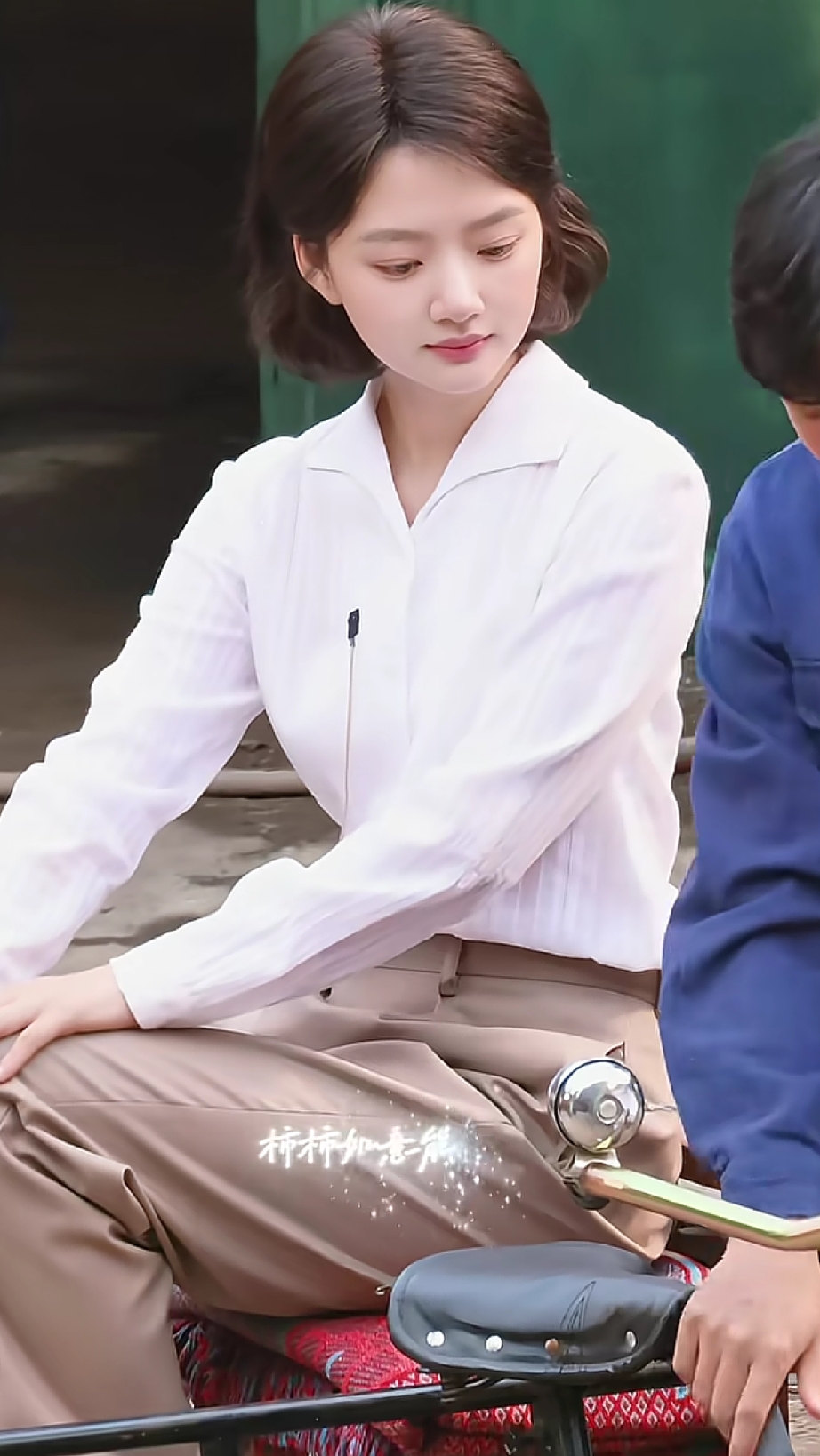 她穿的的火龙果衣服很好看，今天的白衬衫也好看，希望剧组能给敏敏，多安排些那个年代好看的衣服，让大家看到她的演技和漂亮是共存的[玫瑰]好喜欢清平乐里的任敏，从那时候喜欢上任敏，她演过的每个剧都有看，特别任敏张晚意合作的锦绣安宁好喜欢看，期待二搭。
