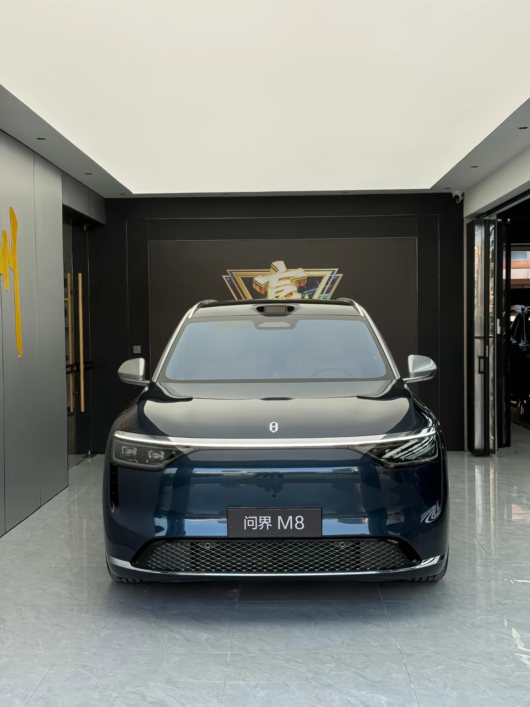 问界M8纯电版性价比高吗：还在找家用大7座纯电SUV？问界M8纯电版来了，很多人看完实拍，都说这一次华为是来抢市场的！
 
千万别只看外观，这款车真正的亮点，藏在车内和续航上。
大空间是它的王牌，满载7个人也不会拥挤，第二排座椅舒适度拉满，一家人出门自驾游完全够用。鸿蒙智能座舱，流畅度不用多说，语音