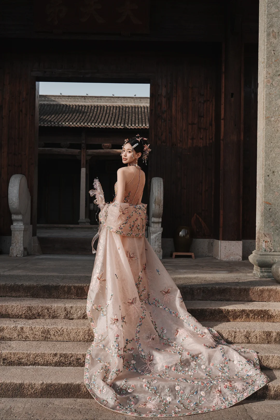 你在订婚宴穿中式礼服真的巨美