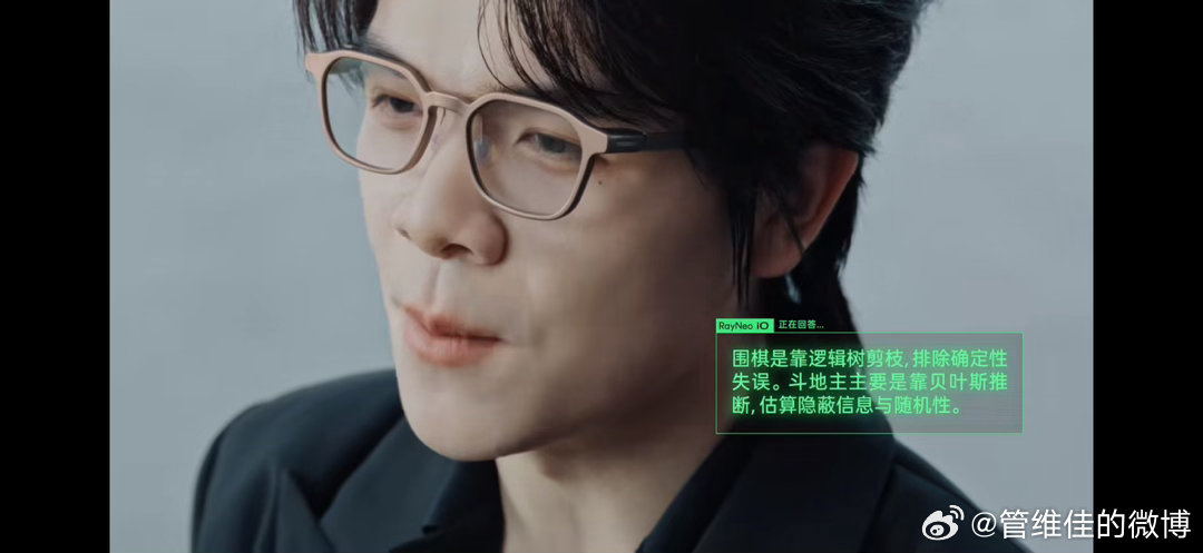 柯洁大战阿尔法狗，十几年前风靡一时的重大科技事件，现在感觉已经是很久很久以前的故事了。
这些年，科技日新月异，很多人认为，不出10年，AI就将成为世界的主宰力量。
不论科技如何发展，人的因素都仍然重要。就像柯洁说的，AI能算出胜率最高的一手，而他能算出对手最弱的一环。
并且，科技和人类并 ​