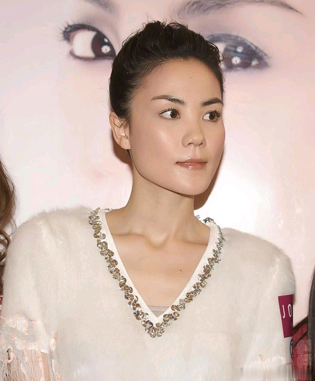 很早以前我从来不觉得王菲非常漂亮，但她的歌非常空灵动听，我一直都非常喜欢！回头再看看她年轻时候的模样，突然觉得她特别好看，五官非常精致有特色，脸部的棱角分明，眼神里冷漠带着亲和力！既有气质，也很有个人风格与魅力！原来她是属于耐看型的美丽女人！ ​