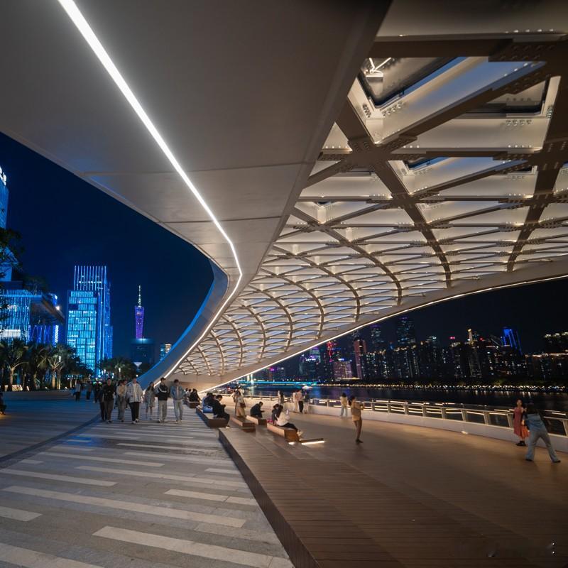 即将正式开放、靓爆镜的180度江边观景空中平台！博主抢先拍摄。 这就是...