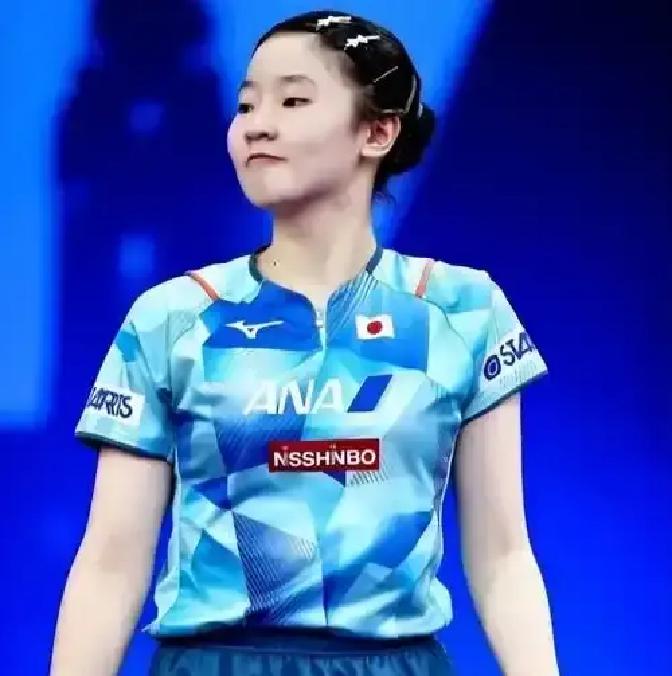 王曼昱在决胜局拼到12比10才把球砸死的那一刻，其实整个女子乒坛的遮羞布已经被扯下来了。
大家光顾着看国乒女团又拿了冠军，却很少有人琢磨，张本美和到底在经历什么。
刚满18岁，单打、女双、混双外加团体赛，只要哨声一响，她就得连轴转。
这真不是她想出风头当全能战士，而是日本队回头看一圈，除了她，