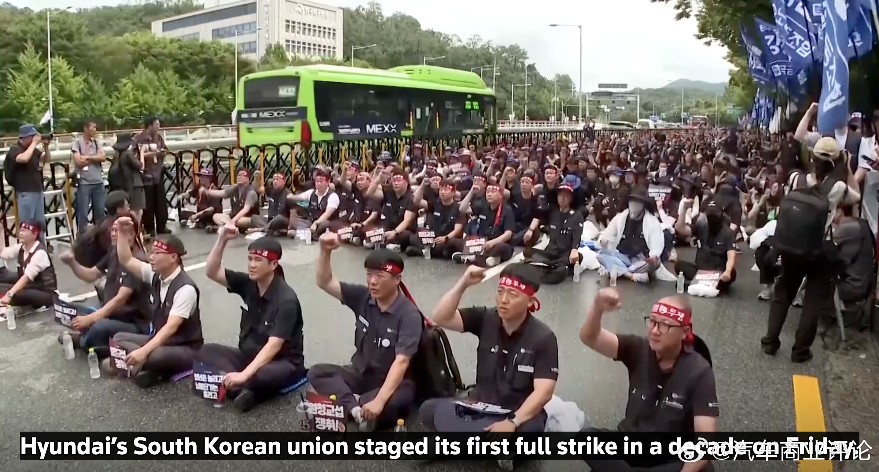 #现代汽车4万人罢工#8月21日，据路透社报道，现代汽车韩国工会因工资谈判陷入僵局，发动10年来首次全天全面罢工，预计约4万名工会成员参加。

工会要求提高工资和退休年龄，将奖金从月基本工资的750%提高至800%，并要求现代汽车在引入人工智能和自动化技术时，为员工提供就业保障。

这次争议已经不只 ​