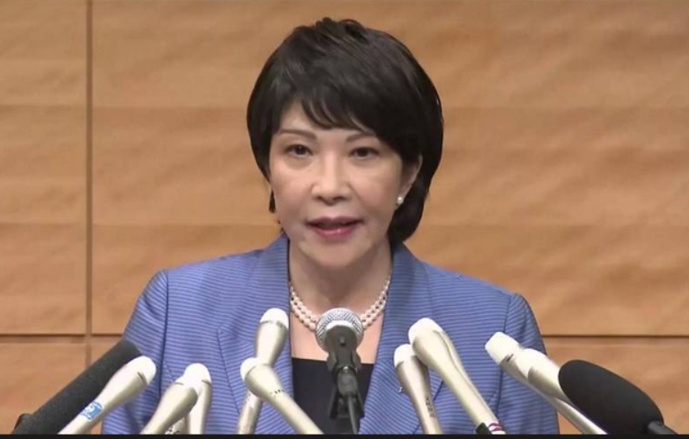 高市早苗拒绝将AI改成SI，特朗普发文警告：不改名的都是“敌人”

特朗普在2026年10月8号的时候发布了一条推文，其中的内容是：凡是还在谈论着“人工智能”，并且不愿意改口称作“超级智慧”的人，白宫将会将他们视为敌人的。

同一天，在日本东京国会里，日本首相高市早苗被问到是否要将人工智能改名为“智