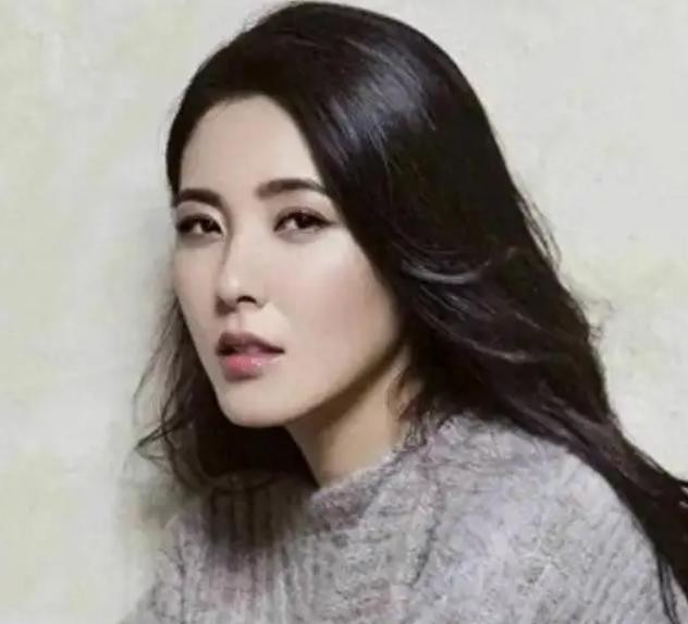 很多人总觉得女人长成曾黎那样，身边没站着个身家百亿的富商或者影帝，就是天大的遗憾。
当年在中戏那个神仙打架的班级里，章子怡、袁泉、秦海璐个个拔尖，可私下里公认长得最扎眼的，偏偏是她。
可一晃快五十岁了，没公开办婚礼，没晒过娃，甚至连段像样的实锤绯闻都翻不出来。
看客们年年替她犯愁：这么一张脸，