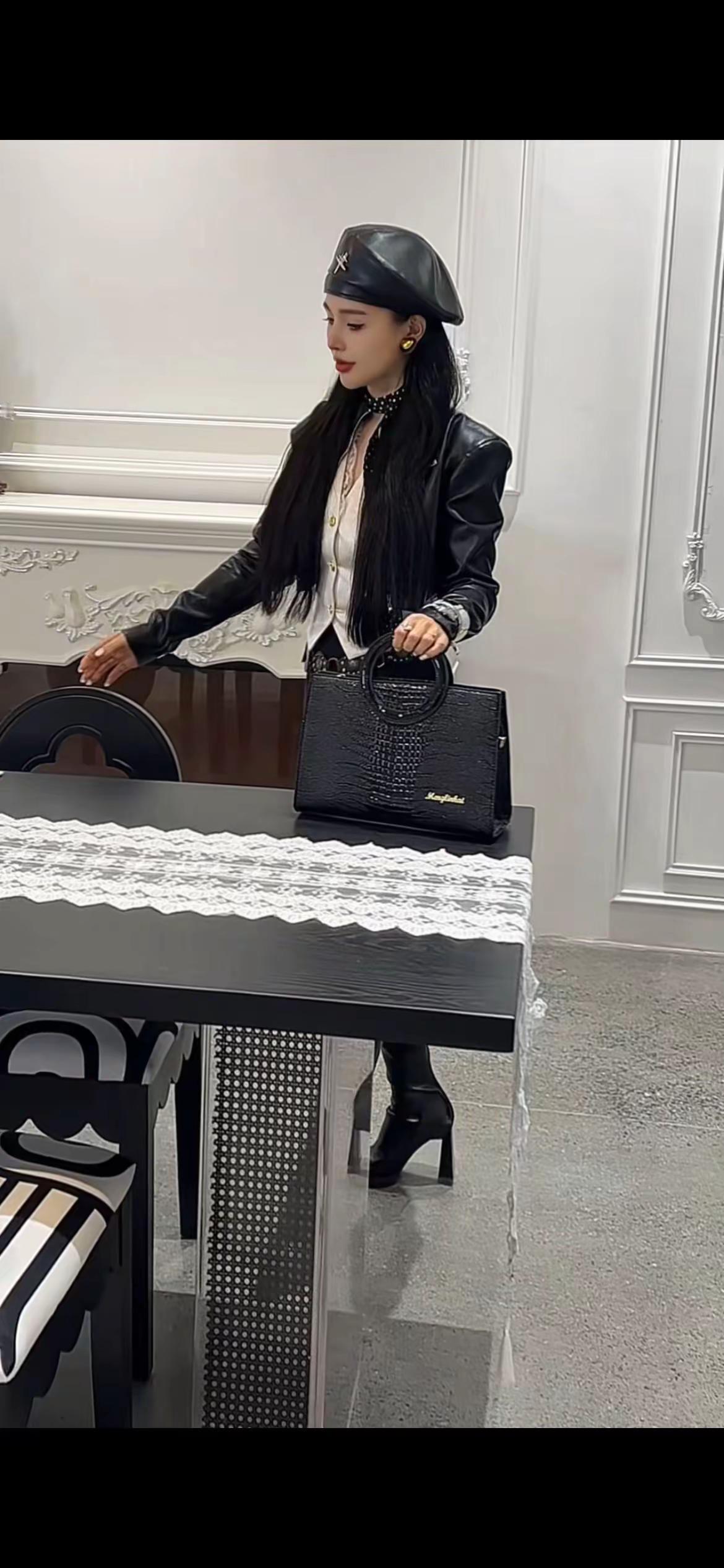 <p>酷酷的小姐姐 气场全开 高级穿搭 vlog时尚 <!--{img...