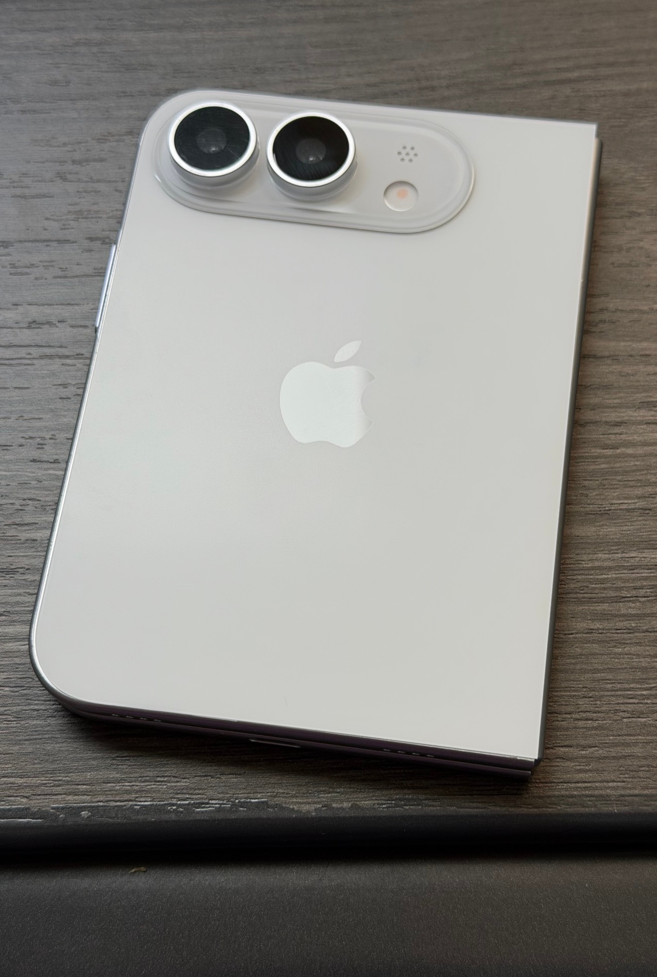 #你会加钱买iPhoneUltra吗#
我的答案就俩字不加！[doge][doge]

不是说它不好，是真的没必要。苹果首款折叠屏，起售价就要14999元，顶配直接奔着两万去了，有这钱我能买个笔记本电脑了。而且黄牛加价已经成了定局，基础版加个两三千算客气，热门版本随随便便加价更是不敢想。

再说了苹果自己都承认折 ​