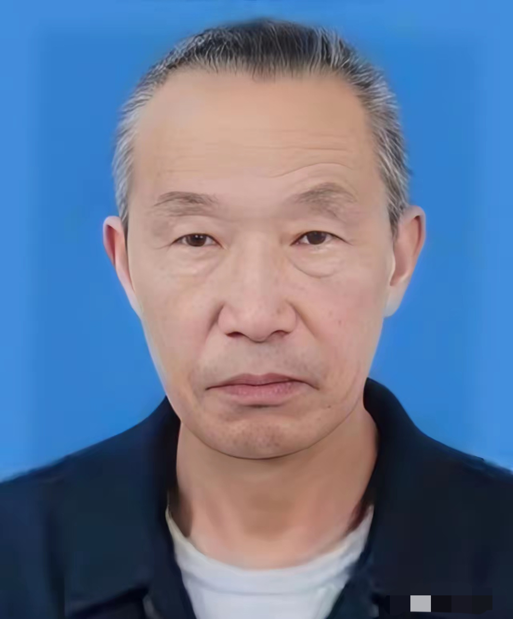 69岁保洁员清晨扫街撞见双刀歹徒追砍女学生，赤手空拳扑上去身中两刀，追出30米倒