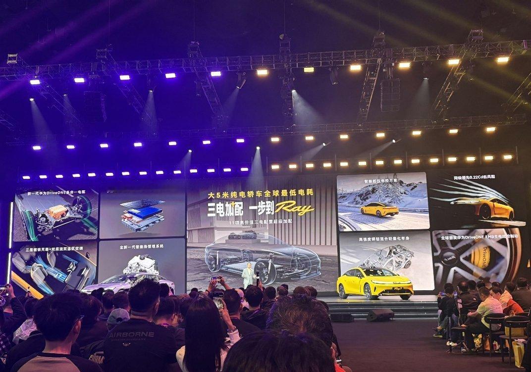 AION Ray7正式开启预售，预售价12.88万起。
530km版本：12.88万起；702km版本：13.88万起，高配激光版到15.88万。
续航分530km、702km两档可选，综合效率92.5%，CLTC百公里电耗低至9.7kWh。还有全球首发华为DriveONE EMB全电线控制动，配合iTrack动态扭矩分配，三电实力拉满。
大五米轿跑车身+8冠王L4 ​