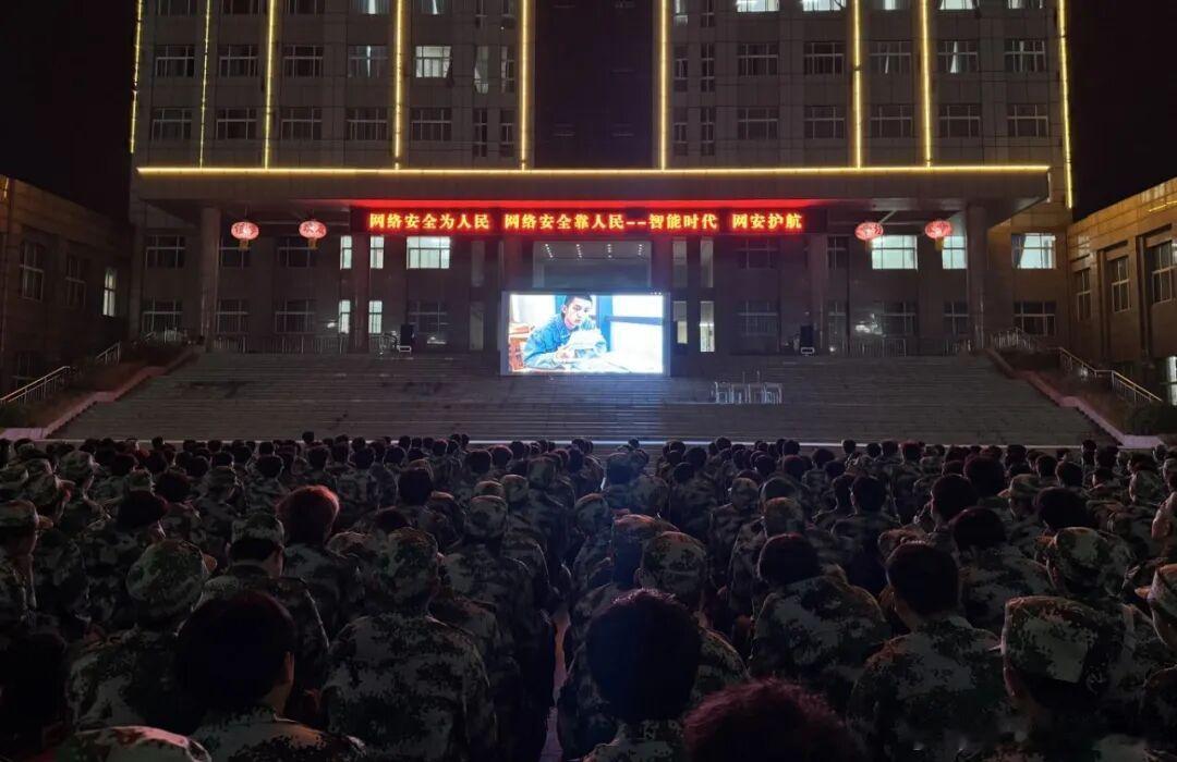 #河南科技职业大学[超话]# 网络安全 “入学第三课”｜守护清朗网络 涵养文明新风尚
我校开展 2026 级新生入学教育第三课 —— 网络安全教育
网络安全教育现场    金秋启新程，逐梦正当时。为帮助 2026 级新同学尽快适应大学生活，树牢网络安全防范意识，涵养校园文明素养，9 月 16 日晚，我校开展新生 ​