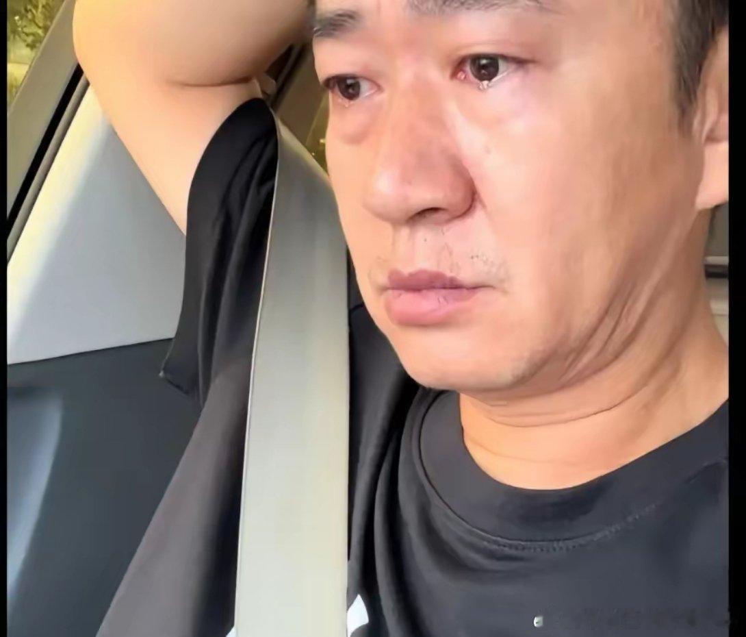 游本昌去世后，李嘉明哭红了双眼，第一时间将头像换成了黑色背景，一支白蜡，并发长文悼念。李嘉明说游本昌和他亲如父子，从2005年合作后，一直保持联系至今，在他最困难的时候，游本昌给了他1万块钱，解了他的燃眉之急。
​后来他有钱了，上门还钱，游本昌去了将这笔钱捐给了慈善基金，可以说他现在做 ​