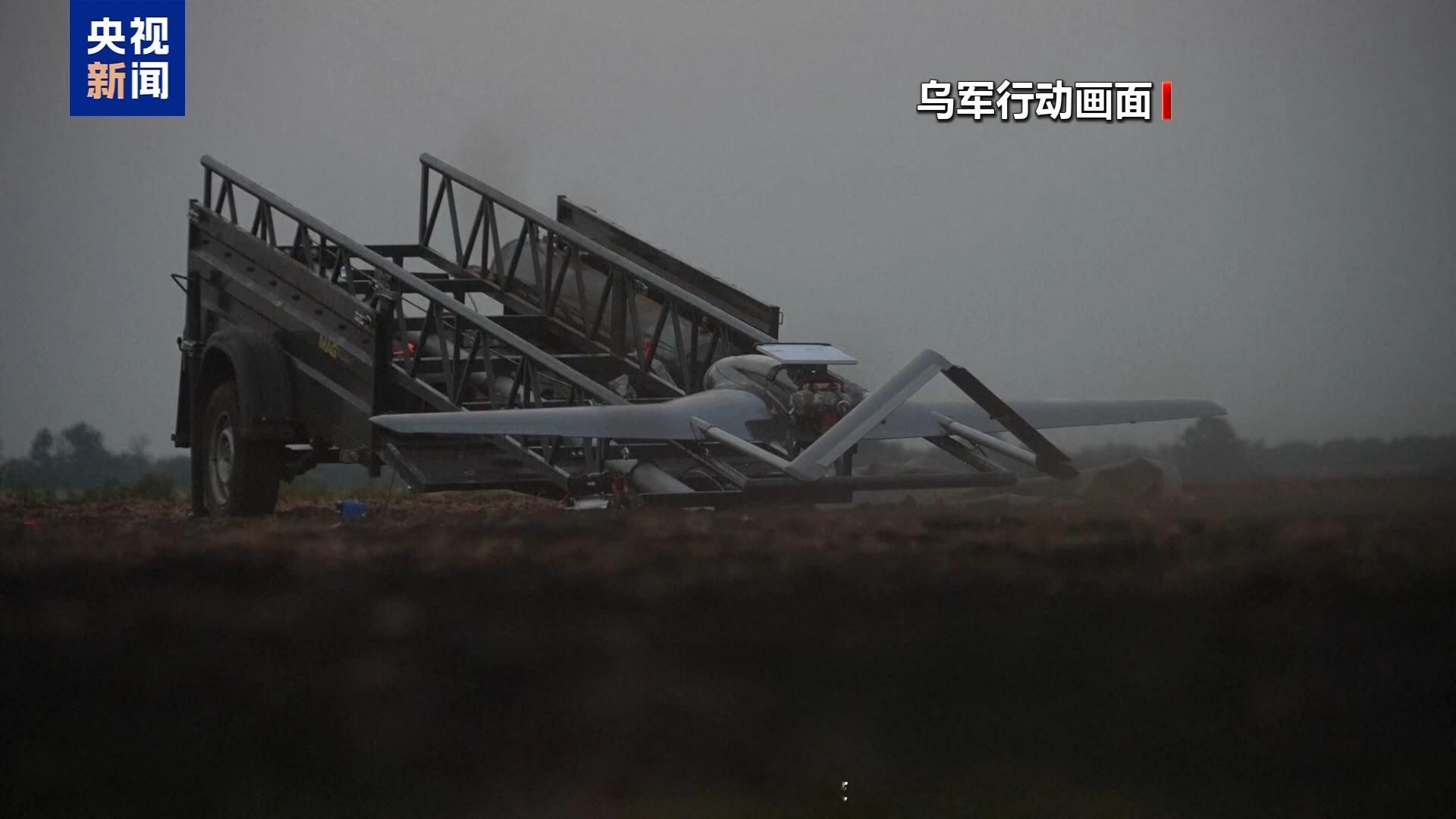 #中俄头条# 【俄称袭击敖德萨港乌军目标 乌称打击俄工厂】当地时间17日，俄罗斯方面称袭击了敖德萨港的乌军目标。乌克兰方面称打击俄罗斯罗斯托夫州的工厂。

俄罗斯国防部17日中午通报称，过去24小时，俄军控制了顿涅茨克地区以及扎波罗热地区的两个居民点。俄军打击了乌军基础设施、无人装备组装车间 ​