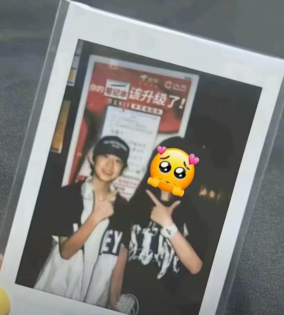 #陈奕恒[超话]#  别AI王烁然的头上去了[笑cry]有眼睛的都知道是你家哥哥哦 ​