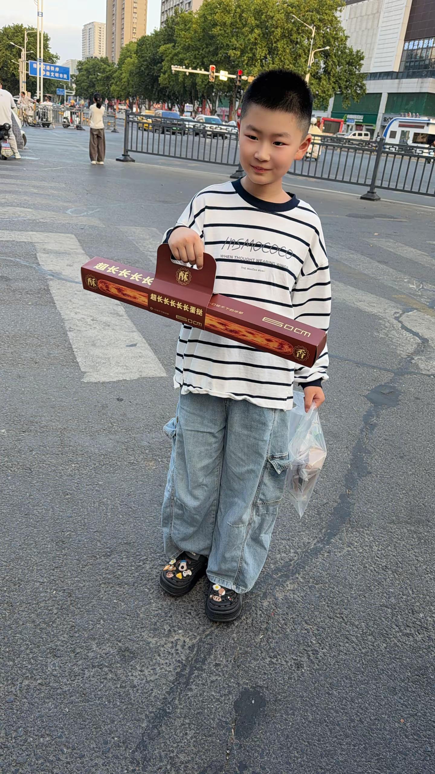 超长蛋挞，要不是小孩想吃八辈也不想排队，本来天天就累要死的