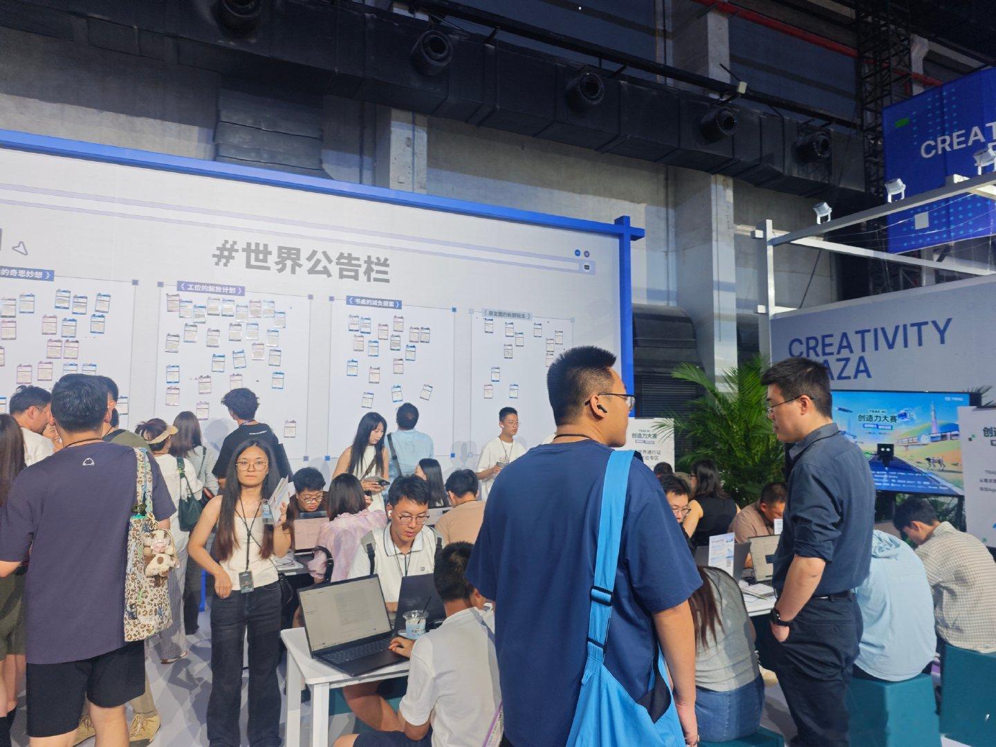 不知道怎么的收到短信就来了，事实上连trae都没用过，人好多！现场大家提需求，一群人排队vibe coding画面还是很诙谐的。决赛里喜欢这个做梦境记录妹子的创意！字节的活动整体氛围很潮流也很乐观，职业和野生产品经理的盛会，对我来说现在的问题是要不要等到五点蔡康永来。。 ​