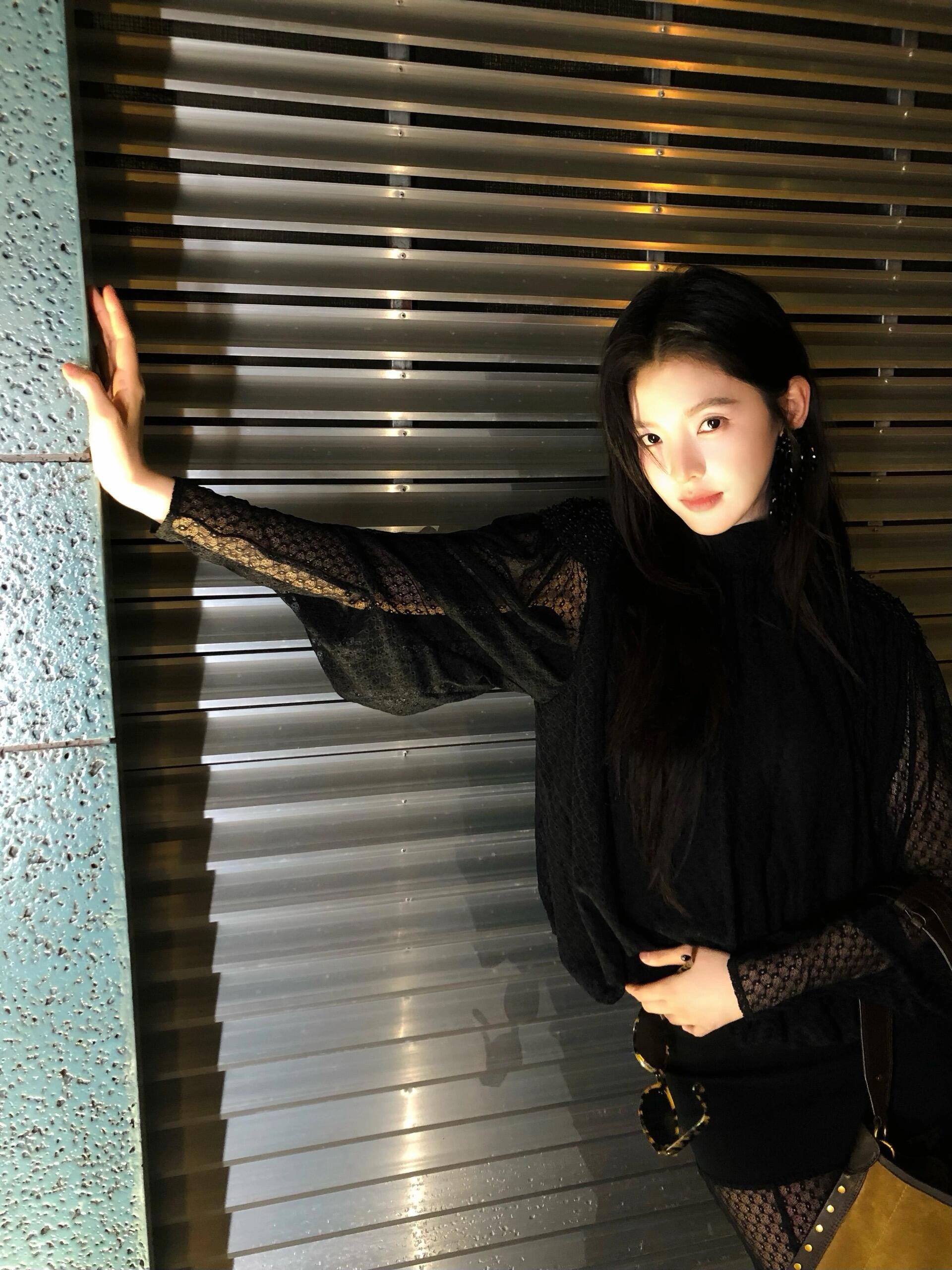 那个路灯下最有腔调的女人章若楠 ​