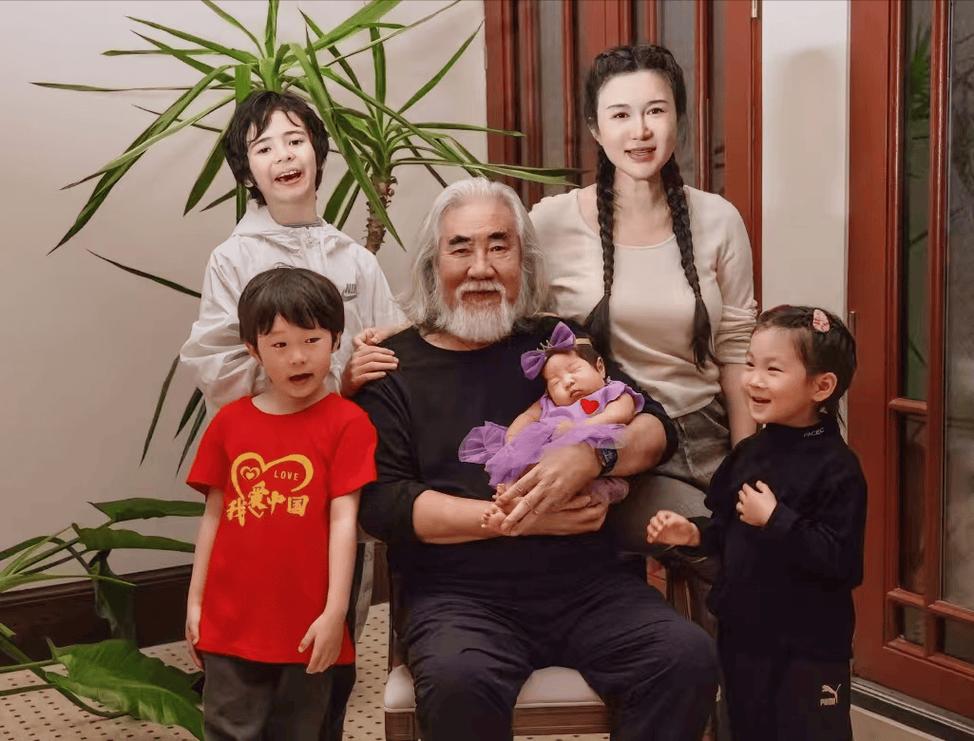 75岁张纪中庆生画面漏破绽：全网晒了3年的美满家庭，被一个边缘孩子戳穿了
生日镜头对准捧着蛋糕的小女儿，杜星霖笑着凑到孩子身边，张纪中举着蜡烛站在C位，几个年幼的孩子围在中间笑成一团，只有12岁的继子马丁，全程站在画面最边缘，捧着气球的手一直没往镜头中心凑，连合影时都被刻意安排在最靠边的角落，半个肩