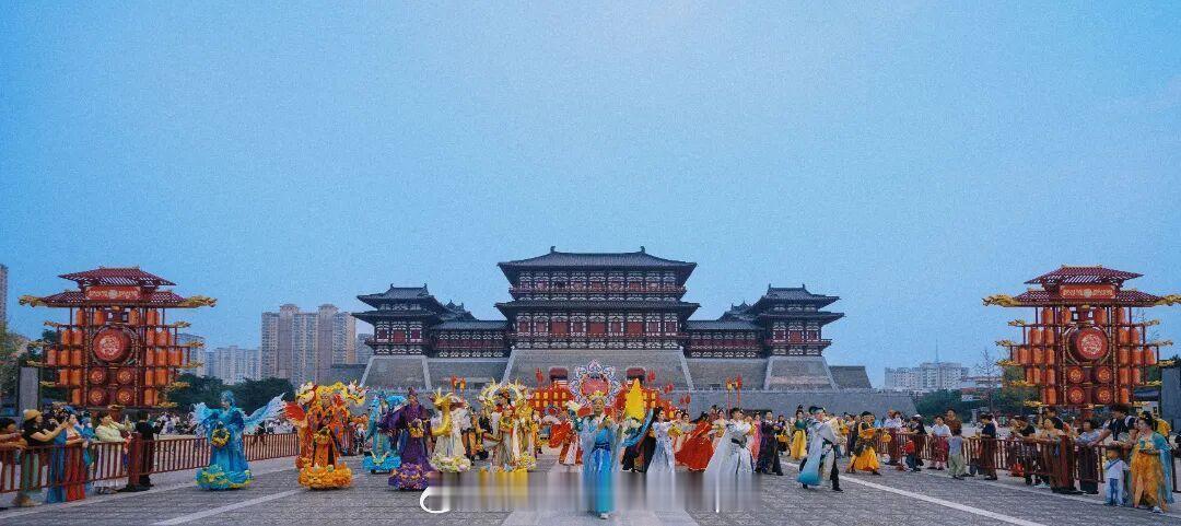 #娱乐[超话]##井柏然刘雯 大大方方#真的太戳人了！不躲躲闪闪搞猜谜那套，被偶遇同框就大大方方同框，恋爱又不是什么见不得人的事，两个人气场超合的，帅哥美女的组合看着就赏心悦目，这种坦荡的相处模式真的好感拉满，谁看了不说一句好配啊！ ​