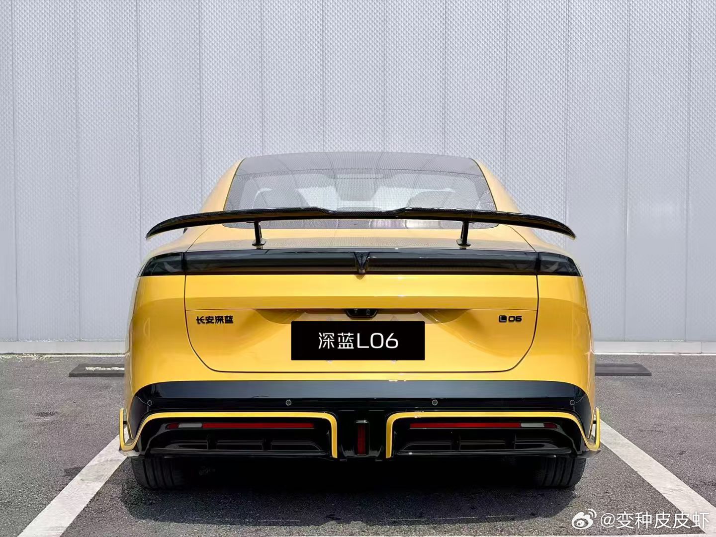 专程到店打卡新款深蓝L06。亮眼黄色车身搭配运动包围与大尾翼，轿跑的氛围感直接拉满，静态看颜值很抓人。
 
坐进车内，黄黑撞色内饰呼应外观，缝线细节很有质感。试驾感受后驱底盘，搭配磁流变悬架，过弯支撑扎实，滤震也兼顾日常通勤。AI座舱、可视化智驾小蓝灯这些新配置，提升用车安全感。
 
颜值 ​