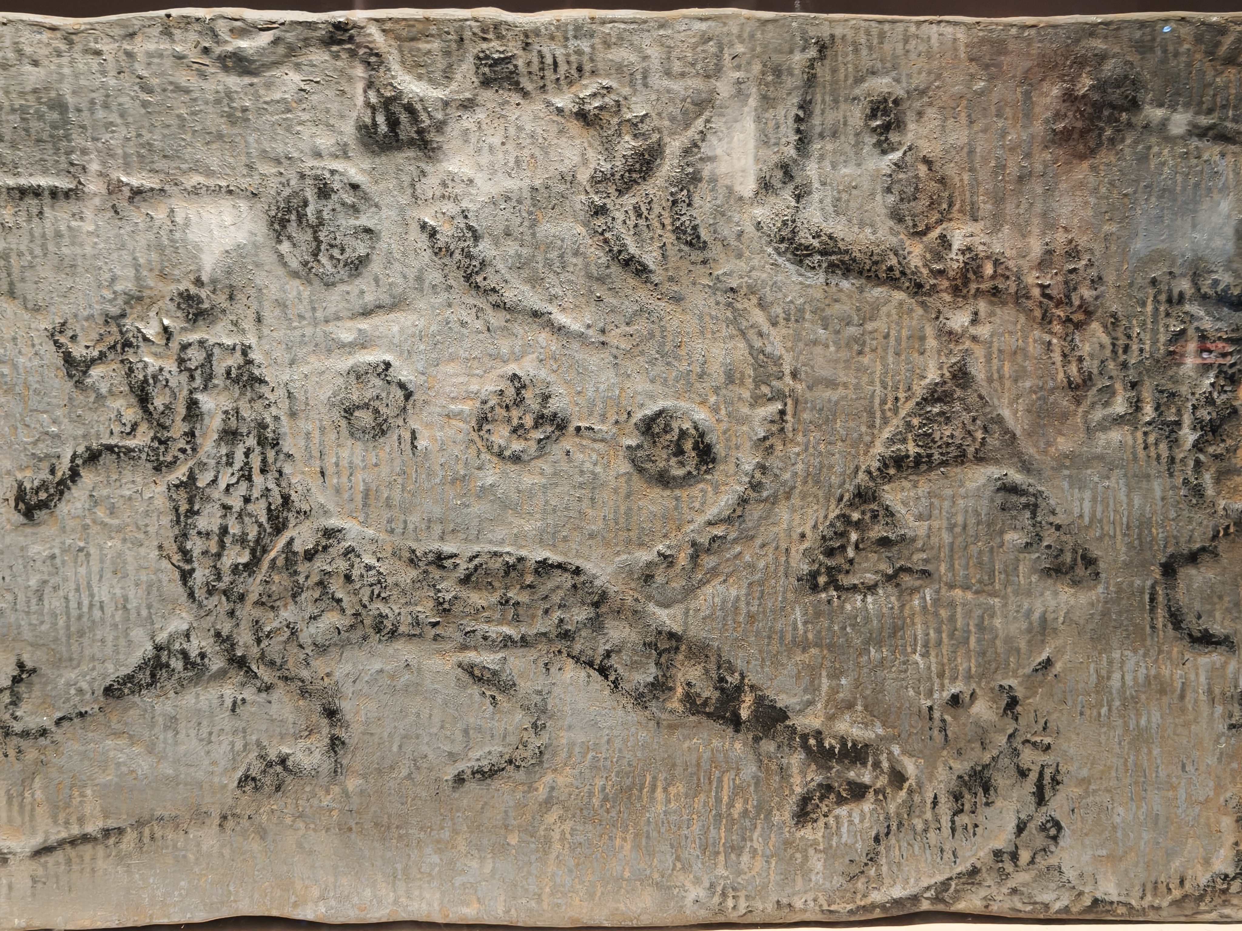 汉画像石——牛郎织女，河南南阳白滩村出土。画像石由石灰岩雕刻而成，中部刻一只白虎，其头部有两星相连，背部上方有三星相连，嘴下方有一星构成了象征性的西方白虎星座。画像石右侧一人牵牛奔走， 即牛郎；牛郎上方有相连的三星为河鼓三星，俗称牛郎星。画像石左下角刻一女子侧身跪坐,，当为织女的形 ​