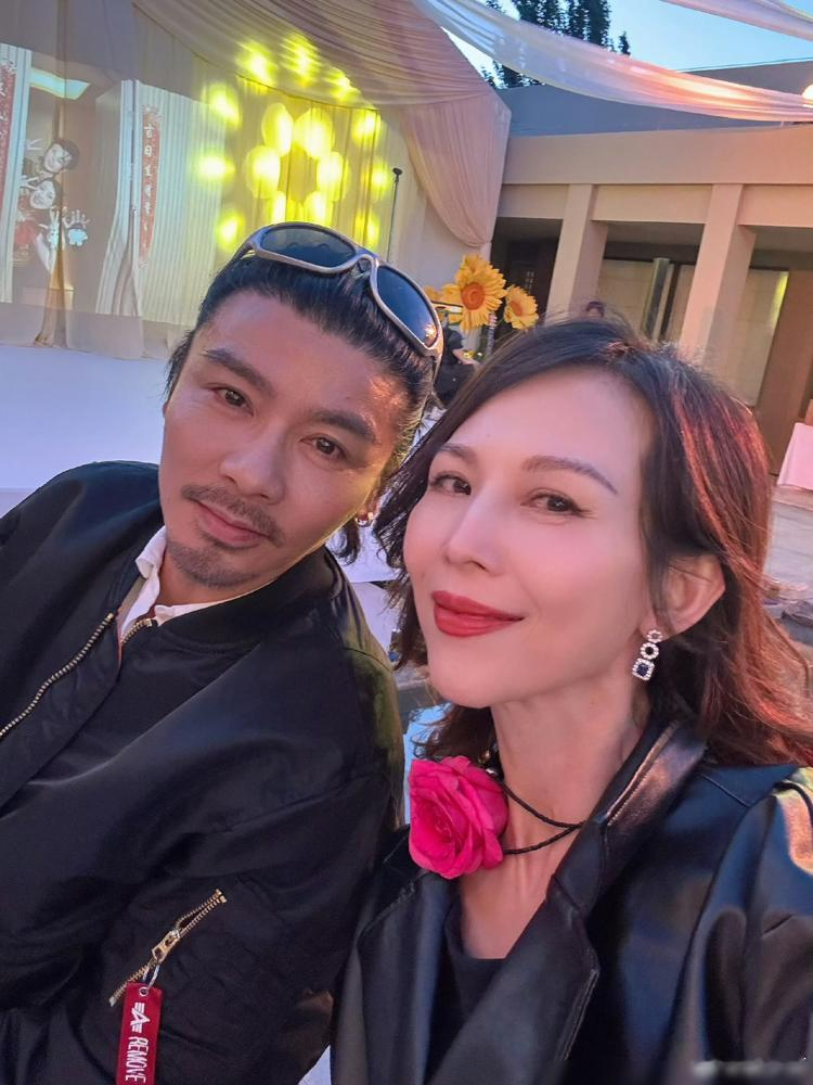 蔡少芬又被张晋收拾了，这回直接拉到机场。
她早年玻璃心，一吵架就喊分手，张晋次次哄。直到有一次，她话刚出口，张晋不吵了，转身把她行李全塞箱里。
拉去机场，送机口反问一句：你以后还敢不敢？
蔡少芬当场吓哭，说不敢了，从此连念想都不敢有。23年婚姻，她亲口认栽。
撒娇可以，拿散伙当武器，碰上真敢