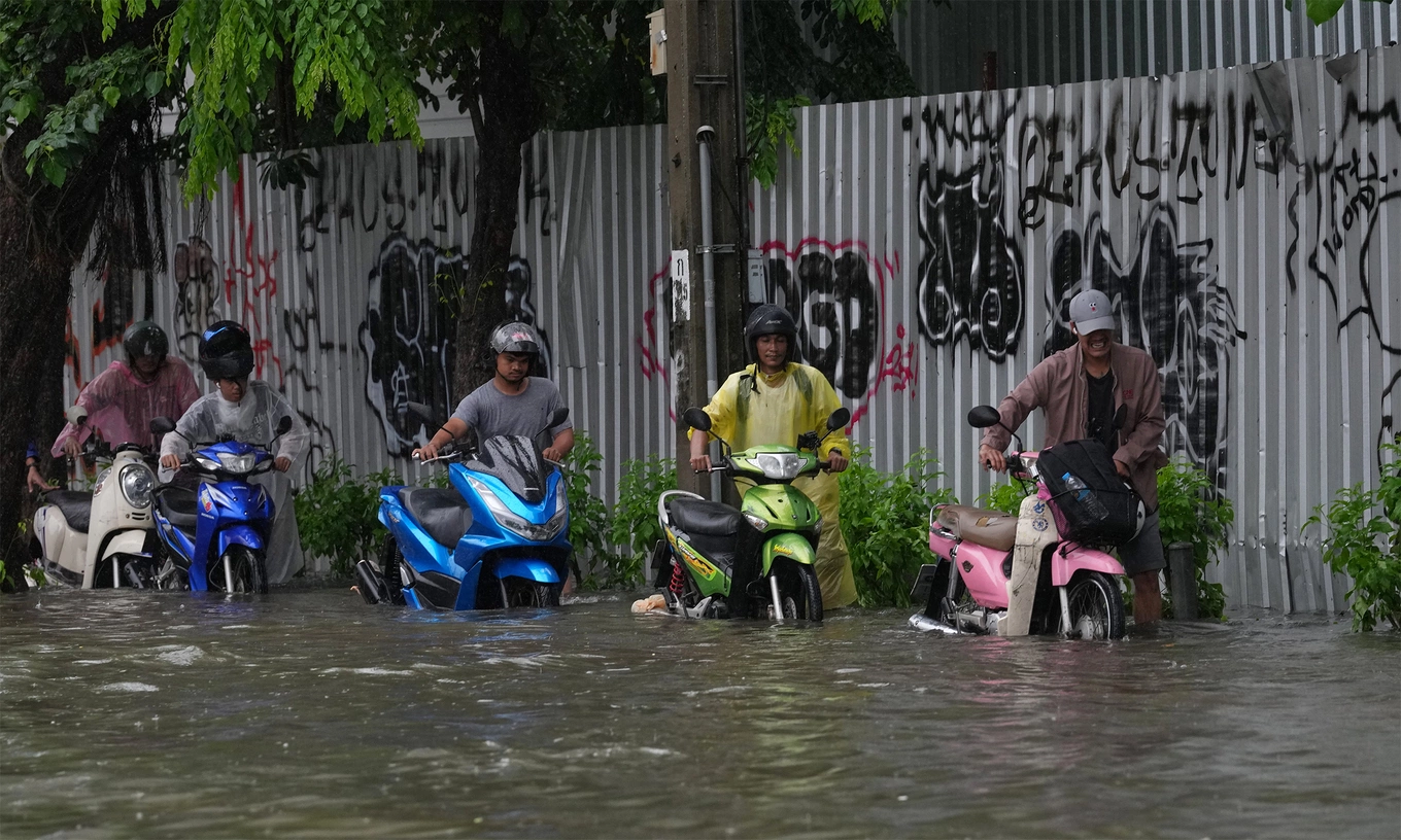 泰国曼谷连续两天的大雨导致一系列汽车被淹没在水中，导致曼谷严重洪水，许多汽车在道路上停摆，政府宣布该市进入灾难状态。