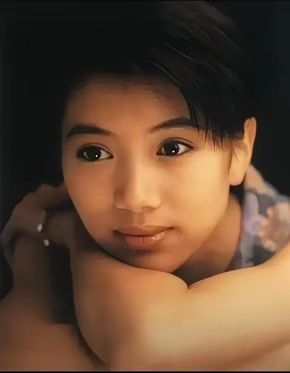 袁咏仪的神颜遗传自她的父亲。魔童和外公、以及妈妈共用一张脸。
看来，魔童的长相跟他老爸张智霖的关系不太大。 ​