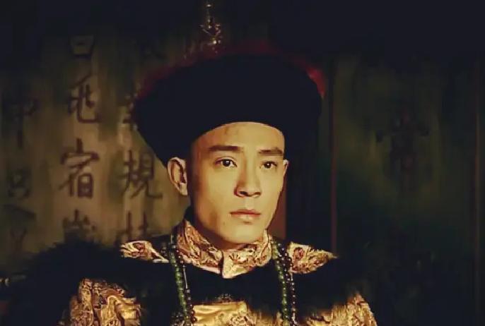 同治驾崩后，光绪是唯一可选储君，其他人都不行。
皇太后垂帘的暖阁里，慈安和慈禧并坐着，面前摊着宗谱。醇亲王奕譞垂手立在阶下，额角渗着细汗。他四岁的儿子载湉此刻正在侧殿玩耍，全然不知自己的名字已被朱笔圈定。窗外，领班军机大臣恭亲王奕䜣的长子载澂已在外厅候了半日，他才十七岁，正是英气勃发的年纪。太监进来