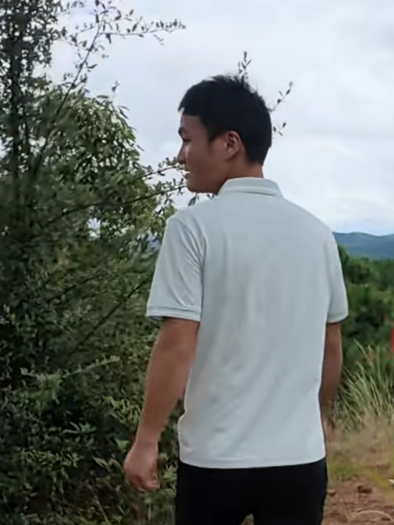 云南楚雄幼童被胡蜂蜇亡，即将开庭，
7岁哥哥和2岁妹妹留守儿童双双遇难，

他的父亲说，“早知道会这样，大不了就穷一点”，父亲悔恨外出务工，含泪自嘲“生而不养”，我只是想攒点钱带他们去城里读书，

挣钱和陪孩子一直是现代家庭的热点话题，很多人都没办法平衡…

还有很多人谴责孩子的父母，有谁是不想把孩