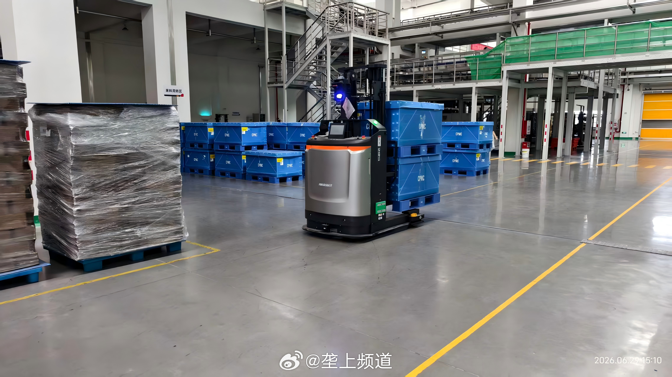 #湖北省人工智能＋消费创新场景票选# 28号【AI智慧仓储】
武汉海天公司投资近2800万元打造AI+智慧仓储项目，以智能仓储管理系统为核心，部署RPA流程自动化机器人自动完成订单审核与库存对账，引入无人叉车和搬运机器人实现从立库到生产车间的全自动物料配送，公司配备了AI取样机器人和智能扫地机器人， ​
